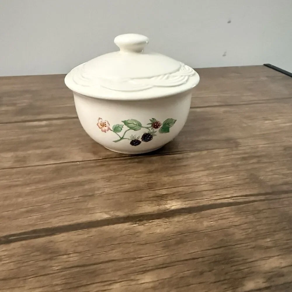 Pfaltzgraff Berry Basket Pattern Sugar Bowl with Lid
